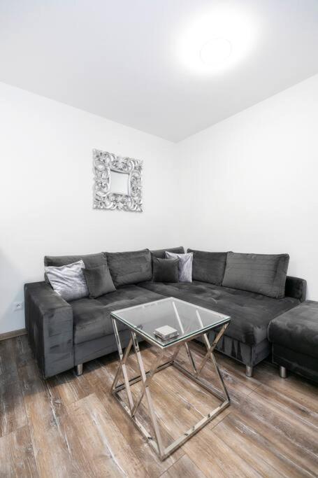 Alure Residences 1 & 24H Self Check-In, Free Parking In Front Of The Apartment Building, New Building, Terrace, Cafe With Breakfast In The Apartment Building, Next To The Aqua Park Besztercebánya Kültér fotó
