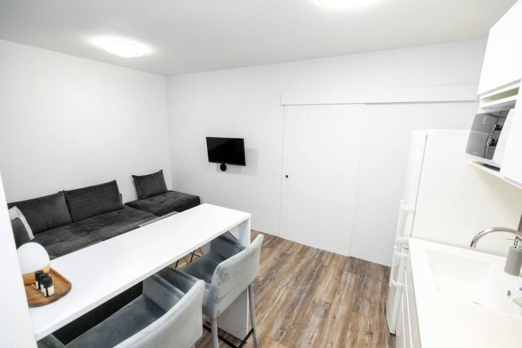 Alure Residences 1 & 24H Self Check-In, Free Parking In Front Of The Apartment Building, New Building, Terrace, Cafe With Breakfast In The Apartment Building, Next To The Aqua Park Besztercebánya Kültér fotó