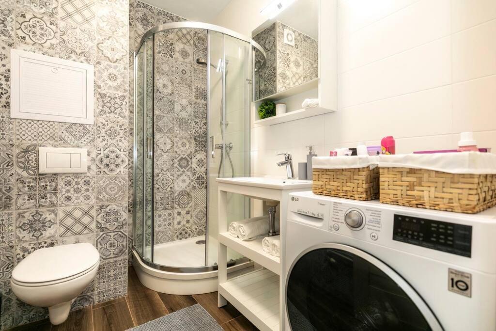Alure Residences 1 & 24H Self Check-In, Free Parking In Front Of The Apartment Building, New Building, Terrace, Cafe With Breakfast In The Apartment Building, Next To The Aqua Park Besztercebánya Kültér fotó
