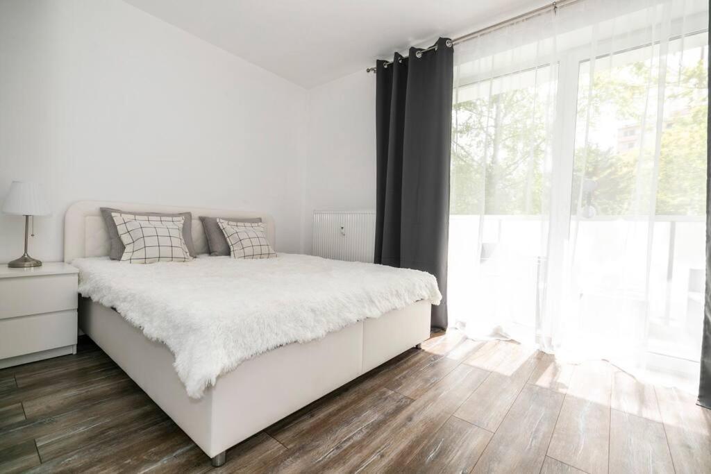 Alure Residences 1 & 24H Self Check-In, Free Parking In Front Of The Apartment Building, New Building, Terrace, Cafe With Breakfast In The Apartment Building, Next To The Aqua Park Besztercebánya Kültér fotó