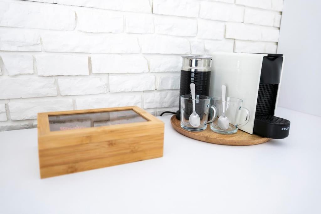 Alure Residences 1 & 24H Self Check-In, Free Parking In Front Of The Apartment Building, New Building, Terrace, Cafe With Breakfast In The Apartment Building, Next To The Aqua Park Besztercebánya Kültér fotó