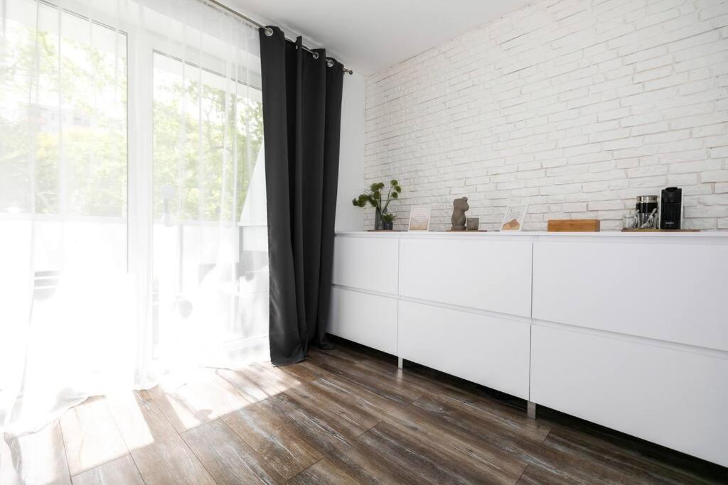Alure Residences 1 & 24H Self Check-In, Free Parking In Front Of The Apartment Building, New Building, Terrace, Cafe With Breakfast In The Apartment Building, Next To The Aqua Park Besztercebánya Kültér fotó
