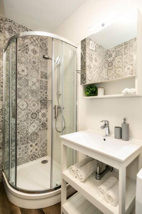 Alure Residences 1 & 24H Self Check-In, Free Parking In Front Of The Apartment Building, New Building, Terrace, Cafe With Breakfast In The Apartment Building, Next To The Aqua Park Besztercebánya Kültér fotó