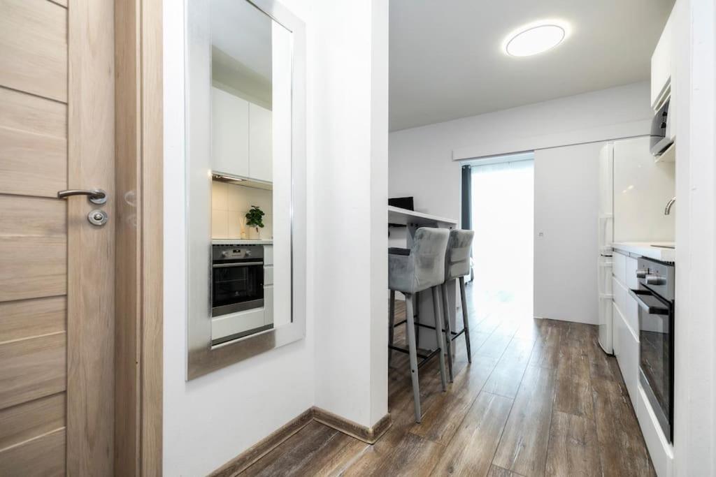 Alure Residences 1 & 24H Self Check-In, Free Parking In Front Of The Apartment Building, New Building, Terrace, Cafe With Breakfast In The Apartment Building, Next To The Aqua Park Besztercebánya Kültér fotó