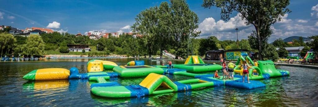 Alure Residences 1 & 24H Self Check-In, Free Parking In Front Of The Apartment Building, New Building, Terrace, Cafe With Breakfast In The Apartment Building, Next To The Aqua Park Besztercebánya Kültér fotó