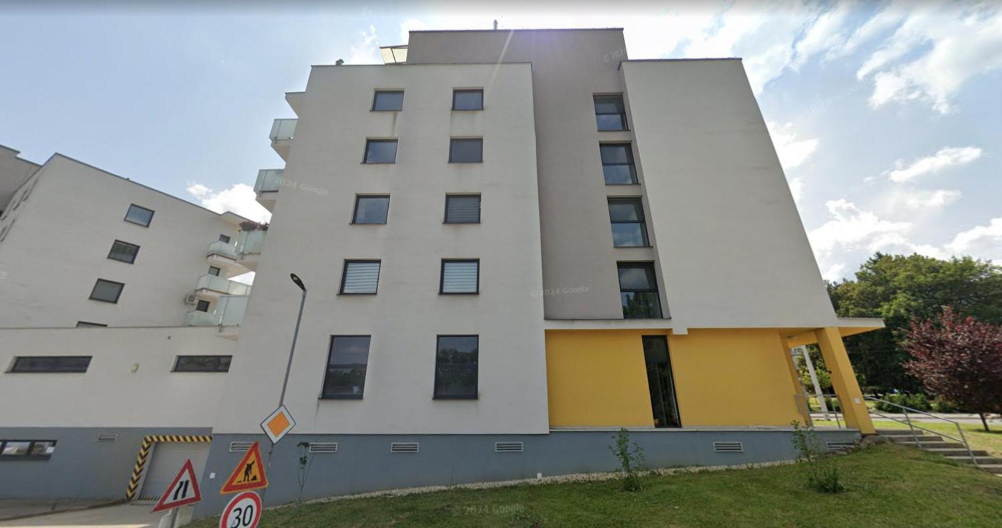Alure Residences 1 & 24H Self Check-In, Free Parking In Front Of The Apartment Building, New Building, Terrace, Cafe With Breakfast In The Apartment Building, Next To The Aqua Park Besztercebánya Kültér fotó